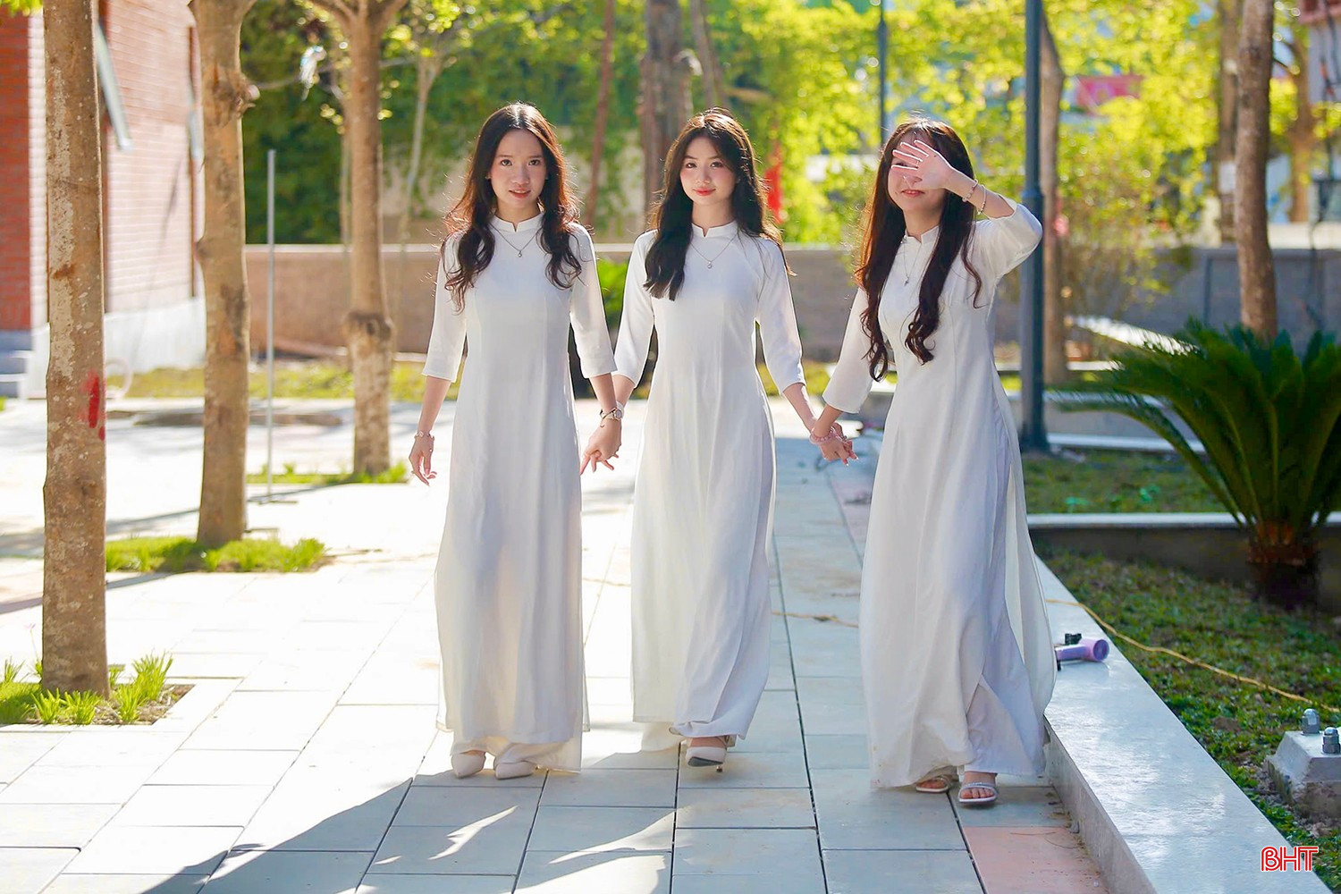 Em Trần Thanh Mai, học sinh lớp 10A2 chia sẻ: “Đây là lần đầu tiên em được mặc áo dài đến trường trong lễ khai giảng, và cảm giác thật sự rất khác biệt. Tà áo dài khiến em cảm thấy trưởng thành hơn, tự tin hơn khi bước vào một môi trường mới. Với lễ khai giảng đặc biệt này, chúng em sẽ bắt đầu một hành trình học tập đầy hứng khởi và thành công”.