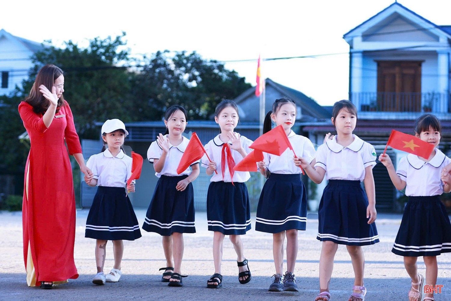 In der Ky Son Grundschule (Bezirk Hoanh Son) war die freudige Atmosphäre der Eröffnungsfeier jedem Schüler anzusehen. Schon am frühen Morgen war der Schulhof mit Fahnen und Blumen geschmückt und begrüßte Hunderte von Schülern in wunderschönen Uniformen. Fröhliches Lachen und fröhliche Musik läuteten einen besonderen Feiertag ein. bqbht_br_img-4237-copy.jpg