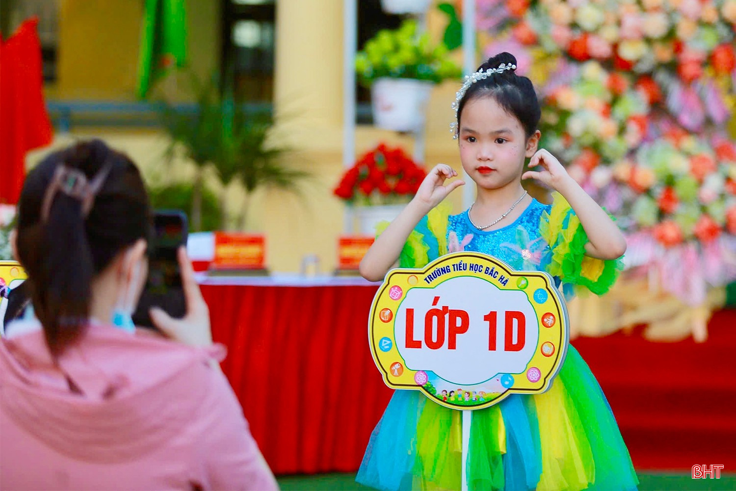 Frau Trinh Thi Anh Tuyet, Schulleiterin der Bac Ha Grundschule, sagte: „Im Schuljahr 2025/2026 hat die gesamte Schule 1.090 Schüler in 29 Klassen. Zur Vorbereitung auf das neue Schuljahr hat die Schule die Räumlichkeiten renoviert und mit moderner Unterrichtstechnik ausgestattet, um den Anforderungen an Innovationen im Bildungssektor gerecht zu werden. Das Lehrpersonal wurde geschult und in seinem Fachwissen gefördert, um den Schülern effektiven und spannenden Unterricht zu bieten.“ bqbht_br_img-4229-copy.jpg
