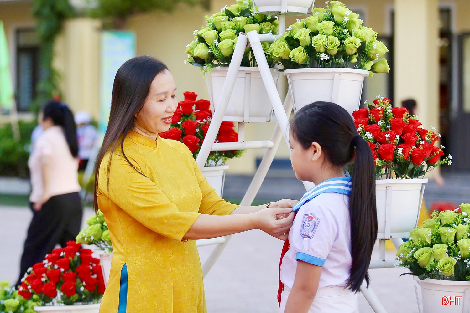 Các em học sinh Trường Tiểu học Bắc Hà (phường Thành Sen) được cô giáo ân cần chỉnh lại trang phục. bqbht_br_img-4230-copy.jpg