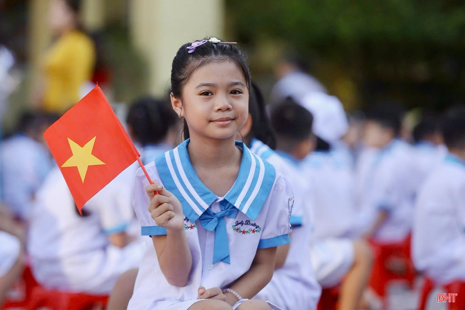 In der Bac Ha-Grundschule (Bezirk Thanh Sen) herrschte bei der Eröffnungszeremonie des Schuljahres 2025–2026 eine äußerst geschäftige und feierliche Atmosphäre. Vom frühen Morgen an waren alle Schüler und Lehrer anwesend und hatten sich ordentlich auf dem Schulhof aufgestellt. bqbht_br_img-4231-copy.jpg