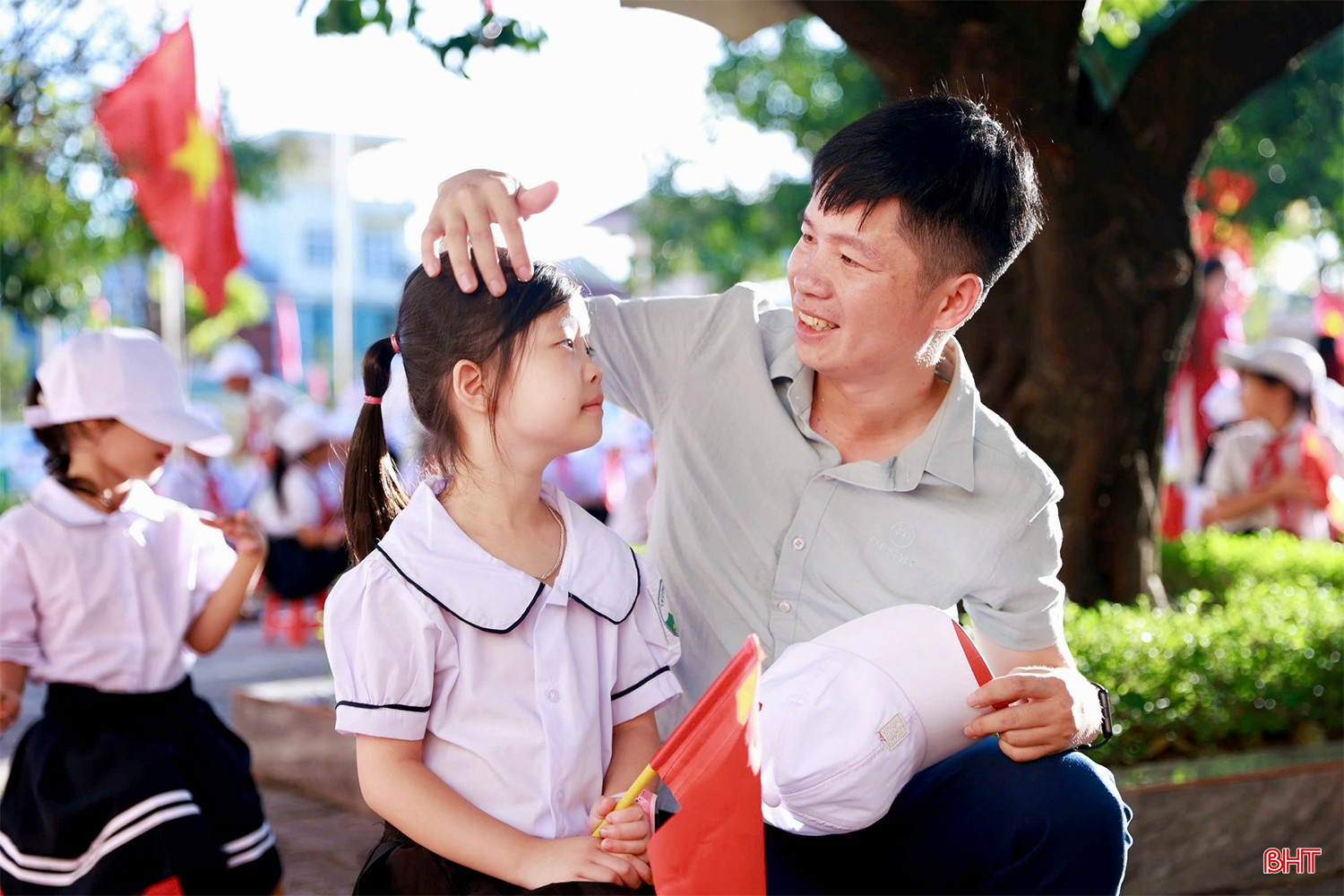 Đồng hành cùng các em học sinh luôn có bóng dáng của các bậc phụ huynh. bqbht_br_img-4241-copy.jpg
