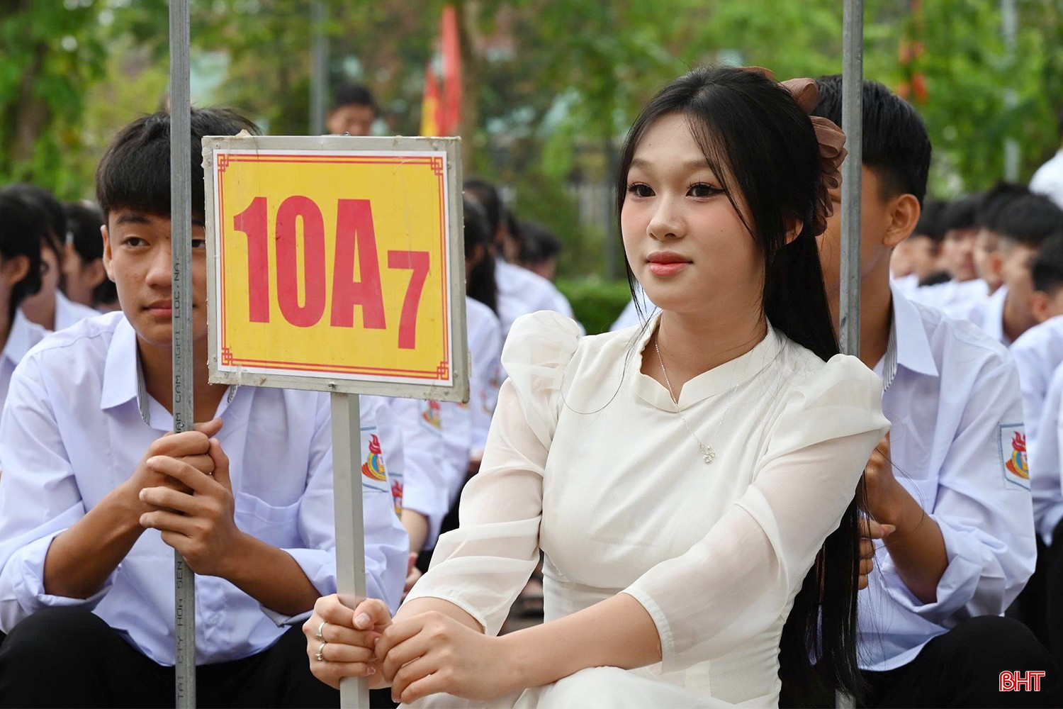 Auf den Gesichtern der Schüler, insbesondere der Schüler der 10. Klasse (Ham Nghi High School, Gemeinde Huong Binh), die zum ersten Mal an der Eröffnungszeremonie der neuen Schule teilnahmen, war eine Mischung aus Aufregung und Stolz zu erkennen. bqbht_br_img-4235-copy.jpg