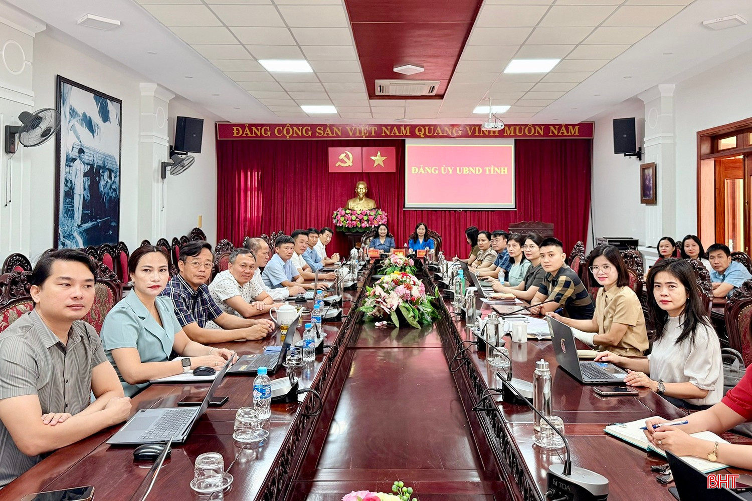 Đại biểu Các cơ quan Đảng tỉnh và Đảng ủy UBND tỉnh theo dõi hội nghị tại điểm cầu Đảng ủy UBND tỉnh. bqbht_br_cf8140664e11e9aad2bc8155019e1c57-copy.jpg