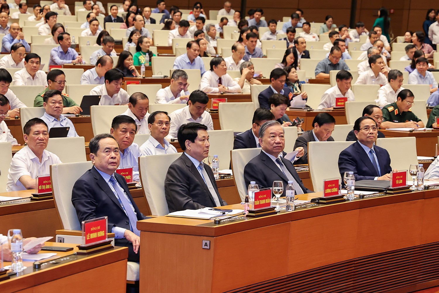 Tổng Bí thư Tô Lâm, Chủ tịch nước Lương Cường, Thủ tướng Chính phủ Phạm Minh Chính, Chủ tịch Quốc hội Trần Thanh Mẫn cùng các đại biểu dự hội nghị tại điểm cầu Trung ương. Ảnh: VGP/Nhật Bắc. img1429-1757988544533257663596-copy.jpg