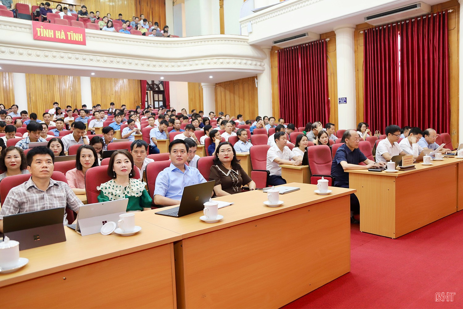 Đại biểu tham dự hội nghị tại điểm cầu Văn phòng UBND tỉnh. Đại biểu tham dự hội nghị tại điểm cầu Văn phòng UBND tỉnh.