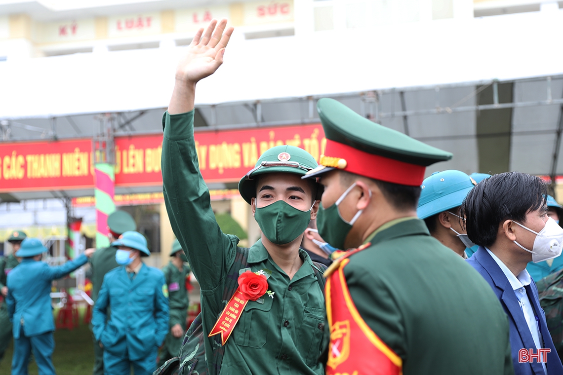 Phó Bí thư Thường trực Tỉnh ủy Trần Thế Dũng dự ngày hội tòng quân ở TX Kỳ Anh