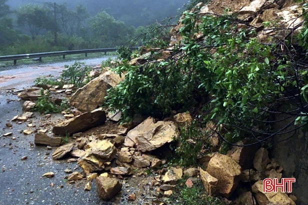 Mưa lớn gây sạt lở 18 điểm trên Quốc lộ 8A ở Hà Tĩnh