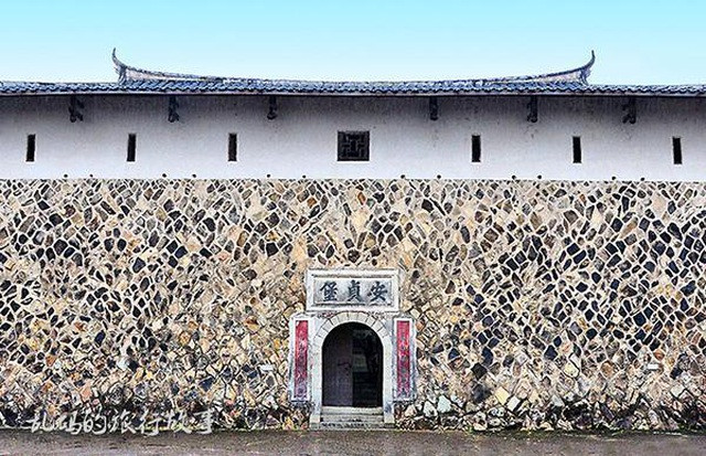 Bí ẩn xung quanh nhà cổ nặng 10.000 tấn nằm ẩn mình trong rừng sâu - 2 Bí ẩn xung quanh nhà cổ nặng 10.000 tấn nằm “ẩn mình” trong rừng sâu