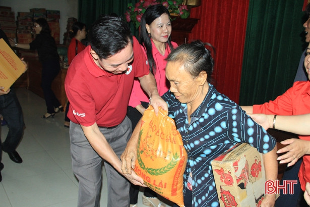 Nhiều phần quà đến với bà con bị thiệt hại do mưa lũ ở Nghi Xuân