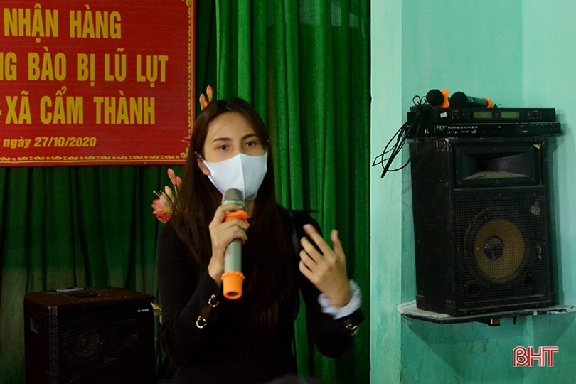 Vợ chồng ca sỹ Thủy Tiên trao quà cho người dân vùng lũ Hà Tĩnh