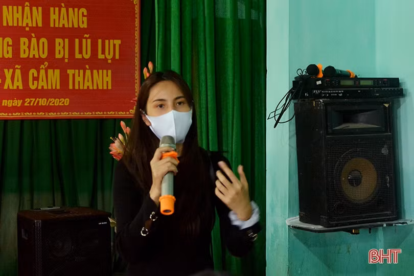 Vợ chồng ca sỹ Thủy Tiên trao quà cho người dân vùng lũ Hà Tĩnh