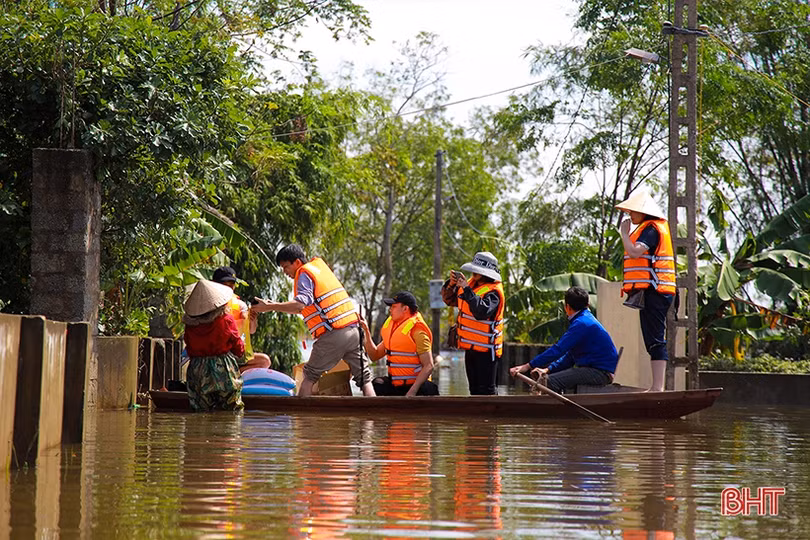 “Sao Mai” Trần Thụy Miên lội nước trao quà hỗ trợ lũ lụt ở quê nhà Hà Tĩnh