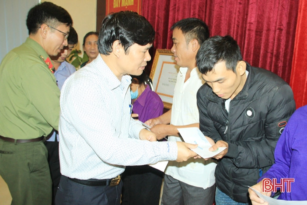 240 triệu đồng hỗ trợ các gia đình Nghi Xuân có hoàn cảnh khó khăn 