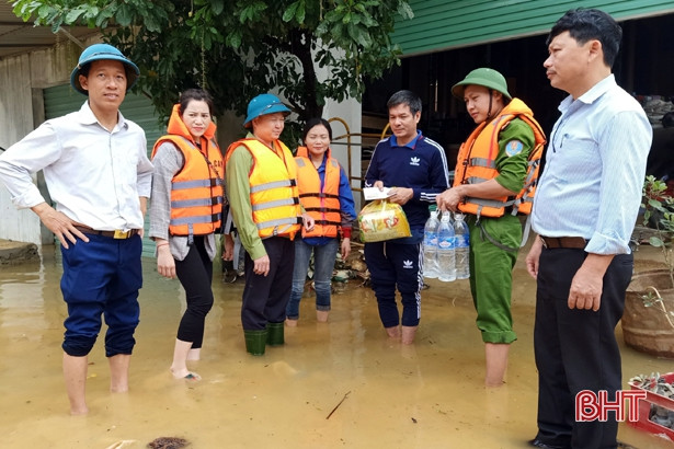 Nhiều món quà đến với người dân vùng lũ Hương Sơn