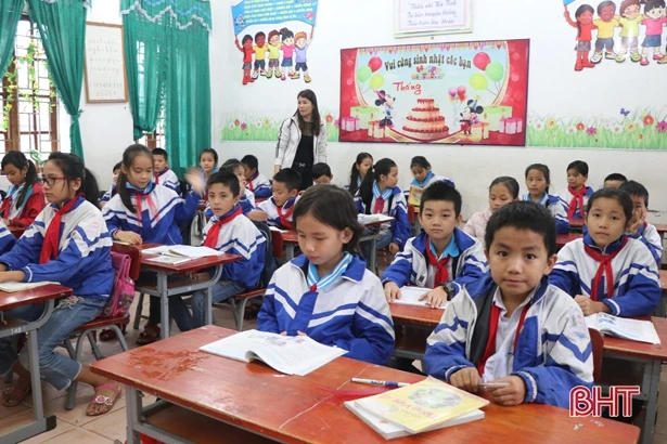 Ấm áp buổi học đầu tiên sau 1 tuần gián đoạn ở vùng tâm lũ Hà Tĩnh