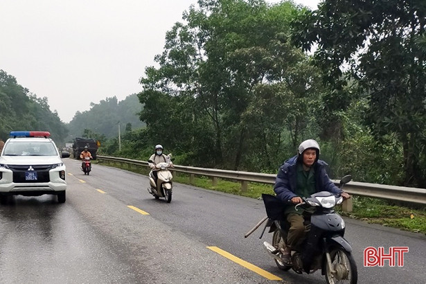 Khẩn trương khắc phục sạt lở, Quốc lộ 15A đã thông tuyến