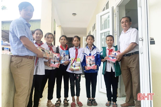 Học sinh vùng ngập nặng ở Hà Tĩnh nhận sách vở mới ngay khi đi học trở lại