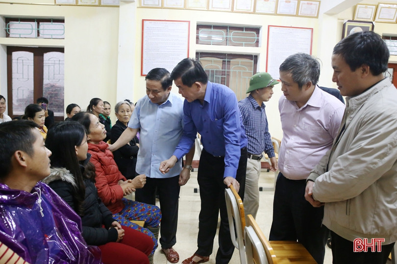 Phó Trưởng ban Dân vận Trung ương trao hỗ trợ, thăm hỏi đồng bào vùng lũ Hà Tĩnh