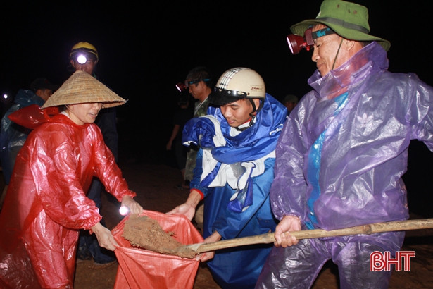 Hàng trăm người dân Thượng Lộc đắp đê trong đêm, ngăn nước thượng nguồn gây ngập lụt