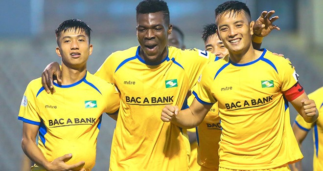 Cầu thủ ném bóng vào mặt Hồng Duy bị treo giò 2 trận