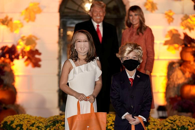 Ông Trump dự tiệc Halloween cùng trẻ em tại Nhà Trắng