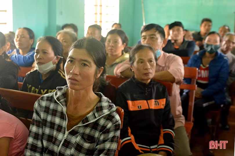 Vợ chồng ca sỹ Thủy Tiên trao quà cho người dân vùng lũ Hà Tĩnh