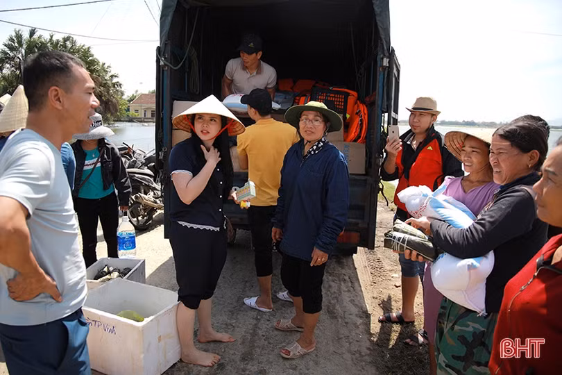 “Sao Mai” Trần Thụy Miên lội nước trao quà hỗ trợ lũ lụt ở quê nhà Hà Tĩnh