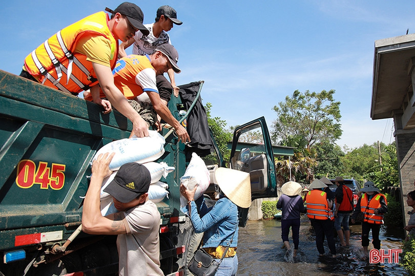 “Sao Mai” Trần Thụy Miên lội nước trao quà hỗ trợ lũ lụt ở quê nhà Hà Tĩnh