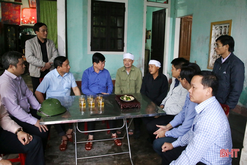 Phó Trưởng ban Dân vận Trung ương trao hỗ trợ, thăm hỏi đồng bào vùng lũ Hà Tĩnh