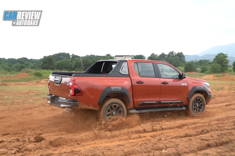 Toyota Hilux 2020: Cá tính hơn, tiện nghi hơn, thách thức Ford Ranger