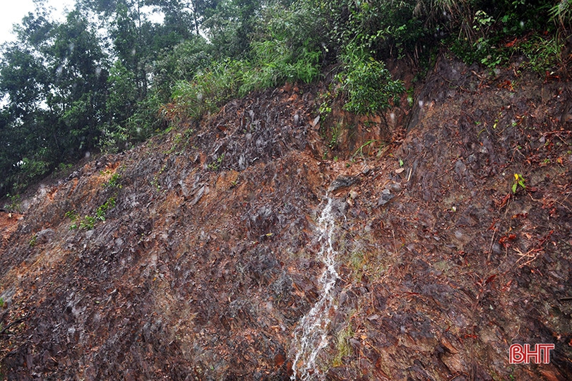 Toàn cảnh sạt lở đất khiến Quốc lộ 15A đoạn qua Hương Khê tê liệt