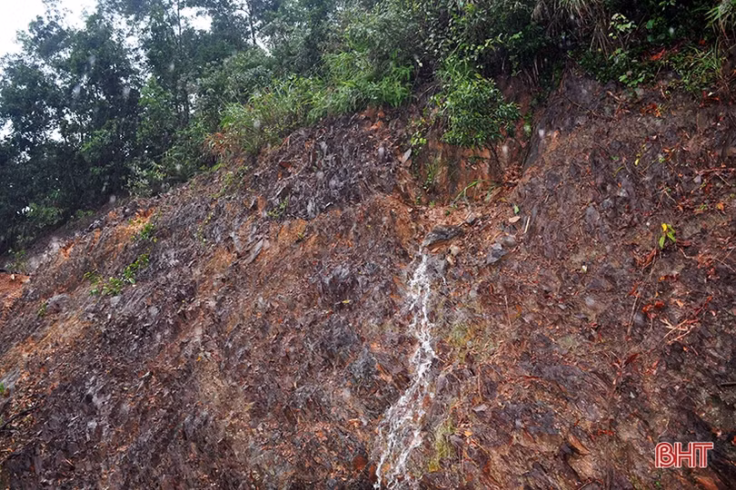 Toàn cảnh sạt lở đất khiến Quốc lộ 15A đoạn qua Hương Khê tê liệt