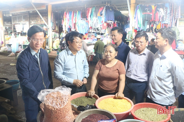 Chủ động bảo vệ hàng hóa ở chợ, ao nuôi thủy sản trước dự báo mưa lớn