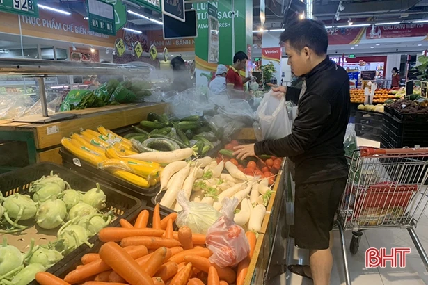 Lo sợ nước ngập sâu, người dân Hà Tĩnh mua thực phẩm dự trữ