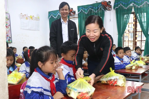 Ấm áp buổi học đầu tiên sau 1 tuần gián đoạn ở vùng tâm lũ Hà Tĩnh