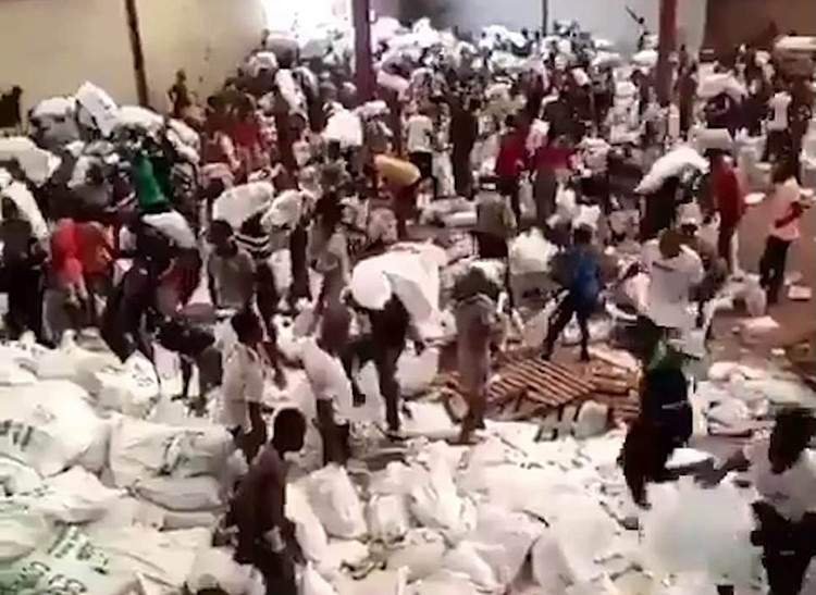 “Biển người” đổ về nhà kho cứu trợ thực phẩm tại Nigeria