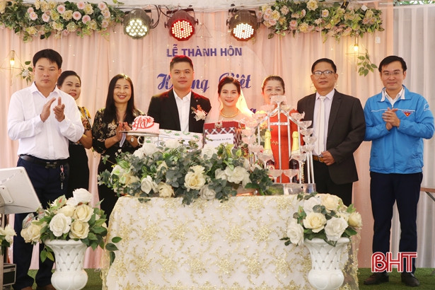 Cặp đôi trẻ ở Hà Tĩnh cưới “văn minh tiết kiệm”