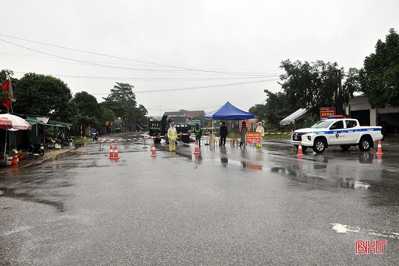 Toàn cảnh sạt lở đất khiến Quốc lộ 15A đoạn qua Hương Khê tê liệt