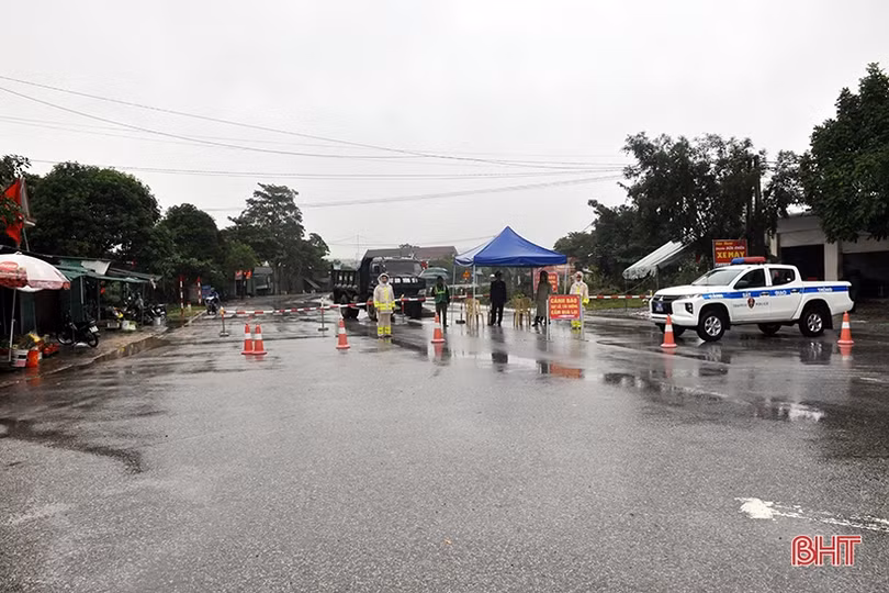 Toàn cảnh sạt lở đất khiến Quốc lộ 15A đoạn qua Hương Khê tê liệt