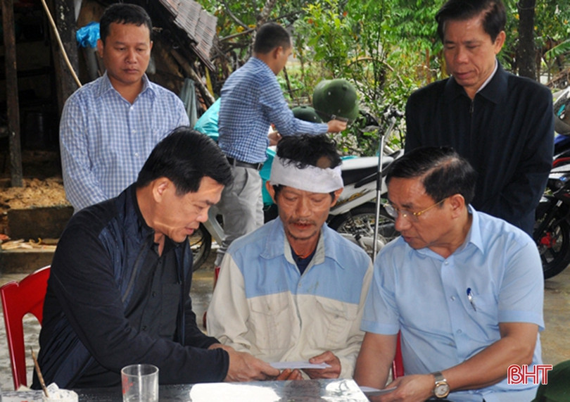 Phó Trưởng ban Dân vận Trung ương thăm hỏi đồng bào vùng lũ Hà Tĩnh