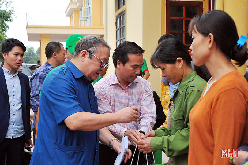 Chủ tịch Hội Nông dân Việt Nam thăm hỏi, trao quà cho người dân vùng lũ Cẩm Xuyên