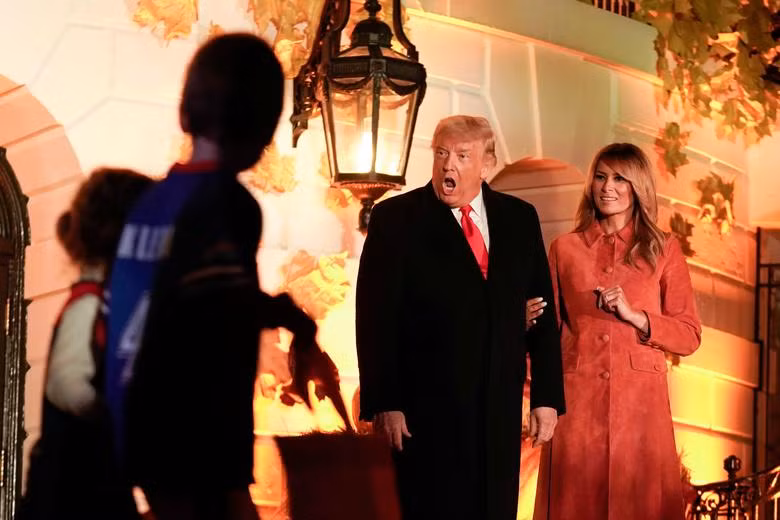 Ông Trump dự tiệc Halloween cùng trẻ em tại Nhà Trắng