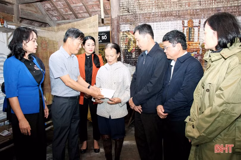 Phó Chủ tịch Thường trực HĐND tỉnh Nguyễn Thị Nữ Y trao quà hỗ trợ đồng bào vùng lũ