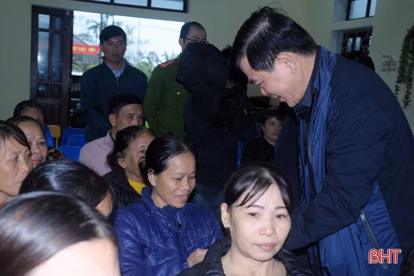 Phó Trưởng ban Dân vận Trung ương thăm hỏi đồng bào vùng lũ Hà Tĩnh