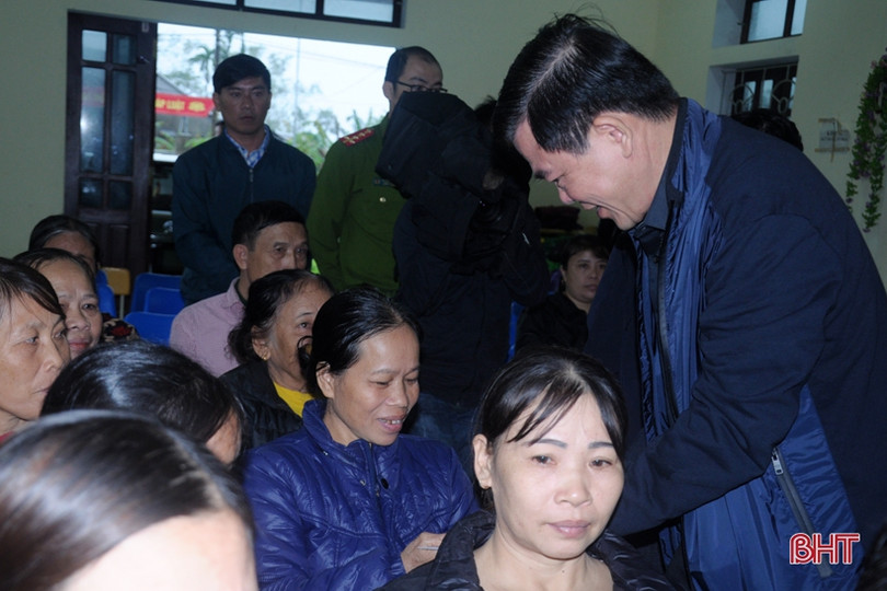 Phó Trưởng ban Dân vận Trung ương thăm hỏi đồng bào vùng lũ Hà Tĩnh