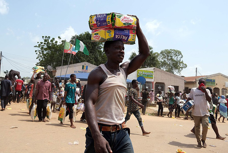 “Biển người” đổ về nhà kho cứu trợ thực phẩm tại Nigeria