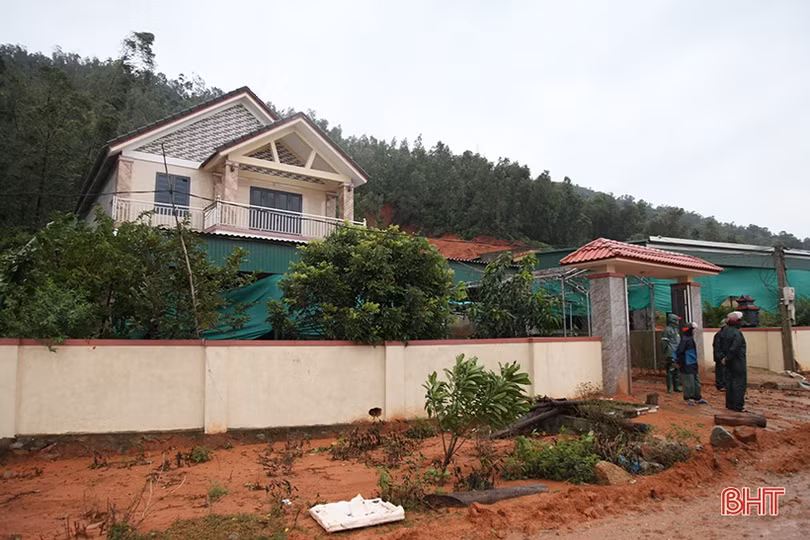 Rà soát hộ dân sống dưới chân núi, sẵn sàng sơ tán khi mưa lớn kéo dài