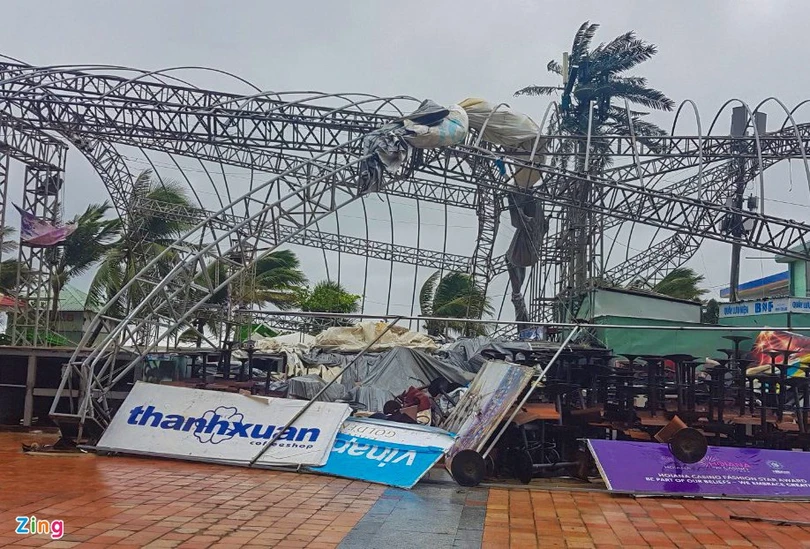 Bão số 9 tàn phá các tỉnh miền Trung