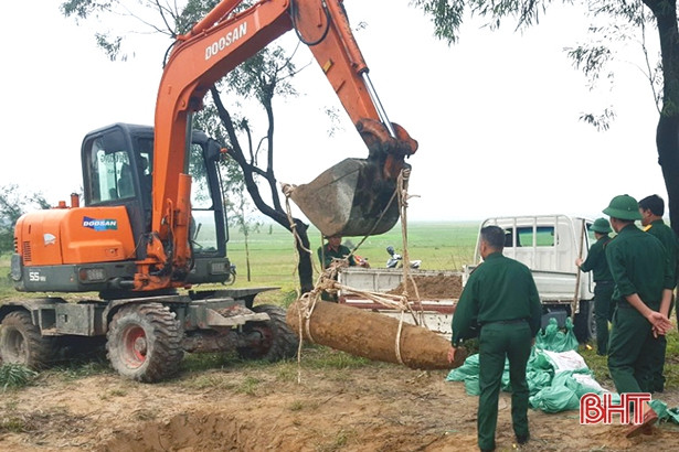 Khai quật, di dời thành công quả bom nặng khoảng 450 kg tại Lộc Hà